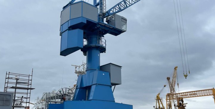 FLOATING DOCK CRANES